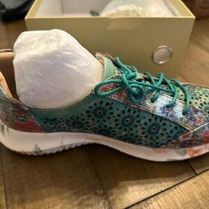 Women’s tennis shoes